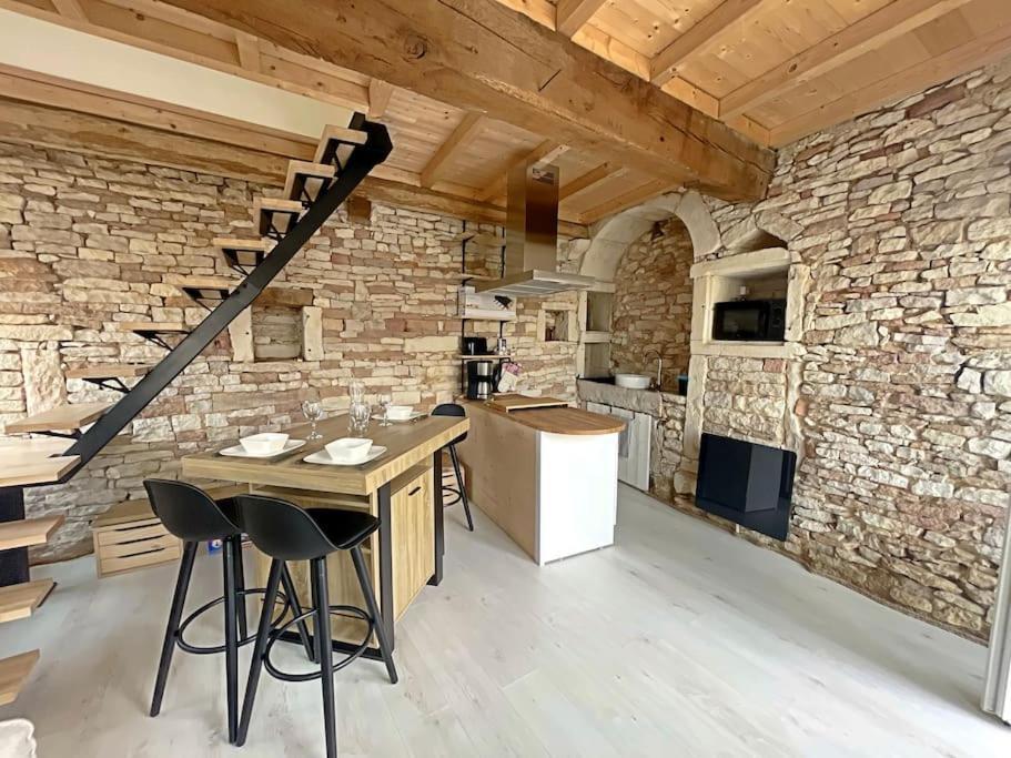 Charmante Maison De Village Vire  ภายนอก รูปภาพ
